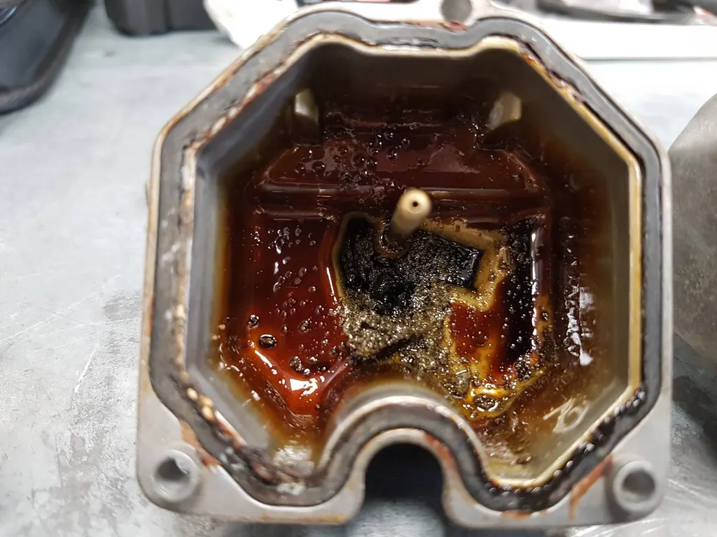 RESTAURATION RAMPE DE CARBURATEUR HONDA CB550 FOUR SANARY SUR MER