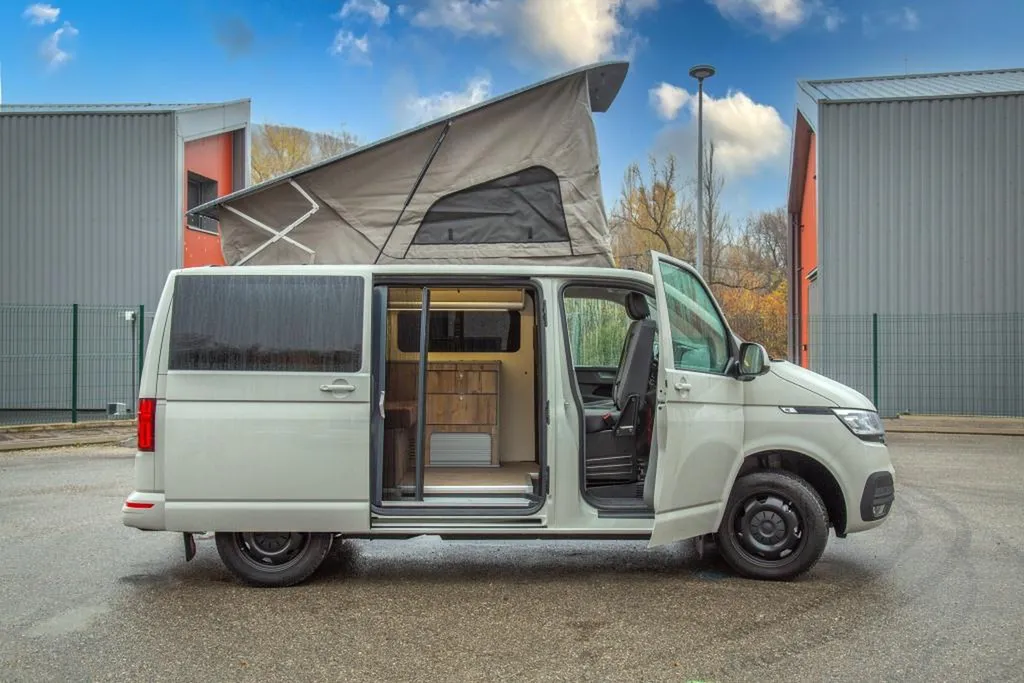 Équiper son VW T6.1 Court d'un toit relevable à Lyon : pose homologuée par carrossier-aménageur dans le Rhône