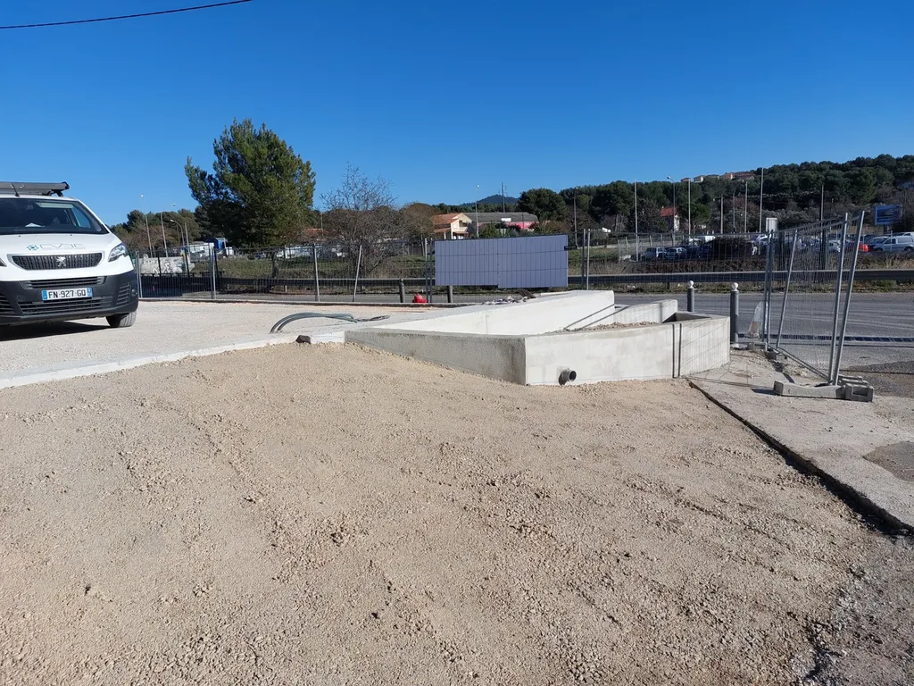 Réalisation du parking d'un entrepôt en enrobé de bitume noir à Septême les Vallons dans les Bouches du Rhône