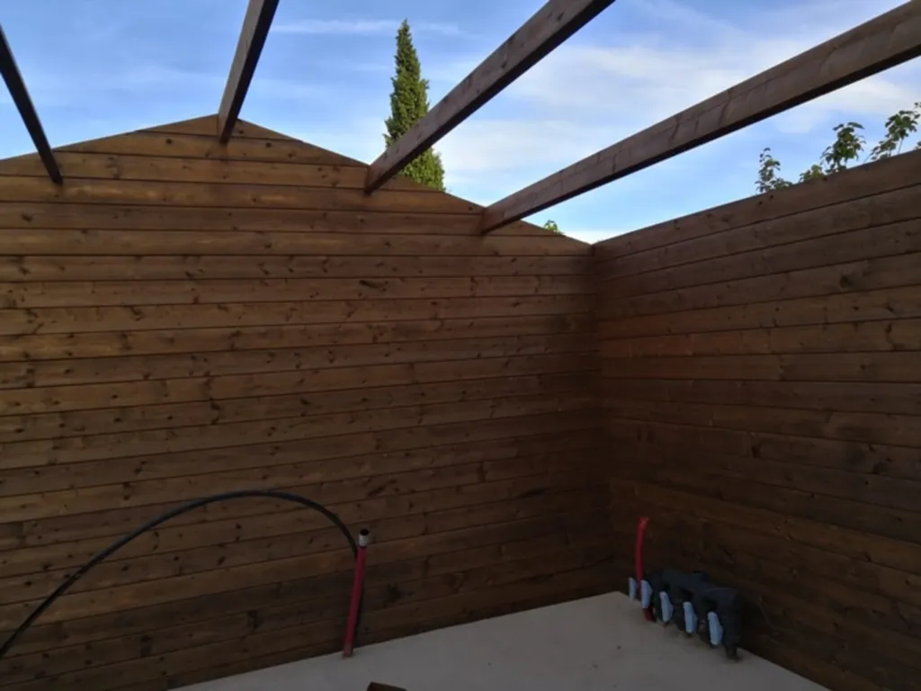 Construction d’un abri de jardin sur dalle béton en bois autoclave classe 4 à Mèze proche de Sète