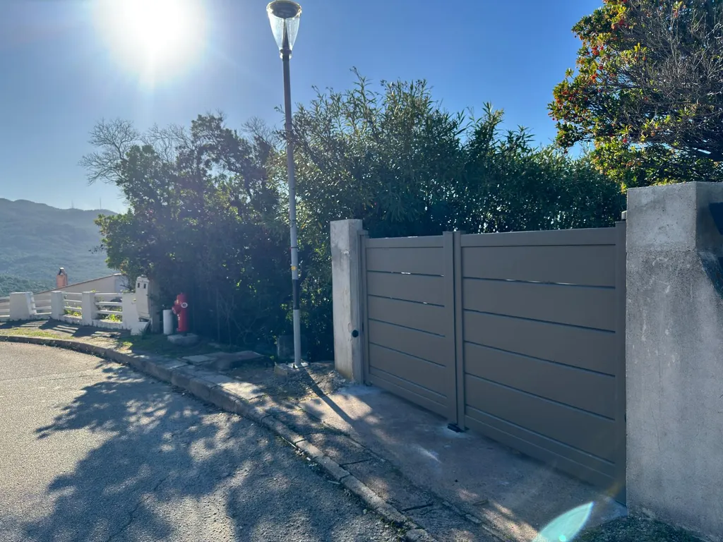 Portail, portillon Kostum Tev et carport Li-Su des Temps Aluloge à Porticcio