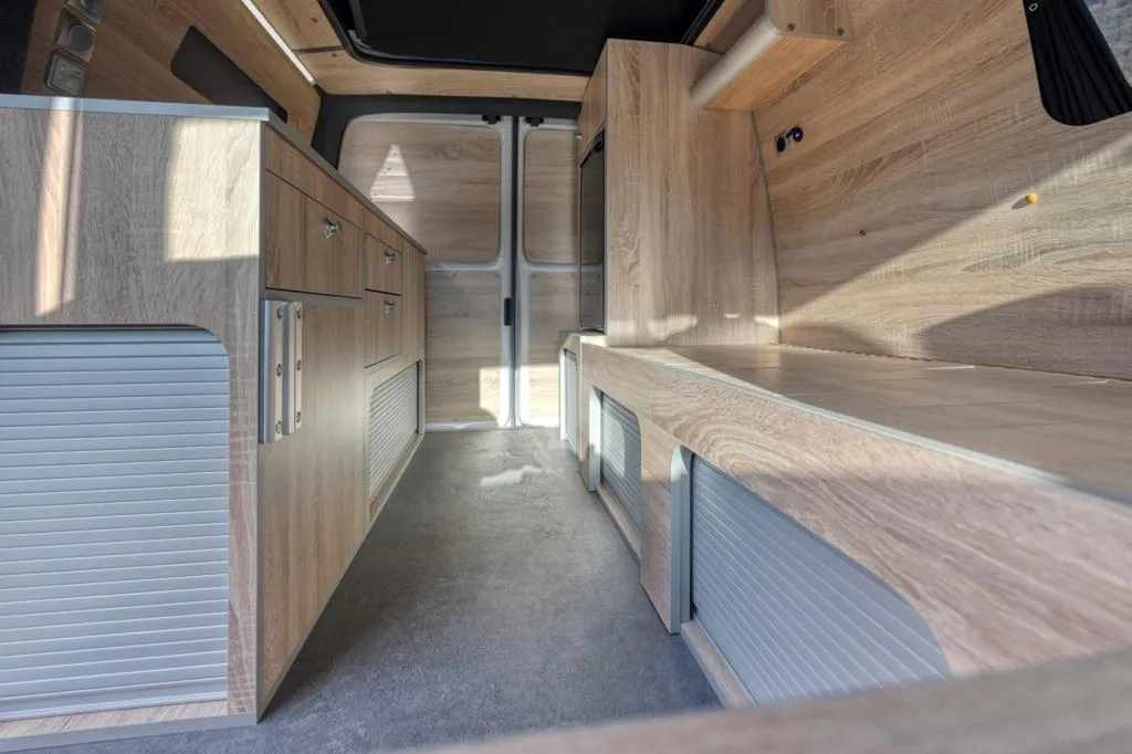 VW T6 Court aménagé sur-mesure à Paris : transformation en van compact pour échappées week-end en Île-de-France