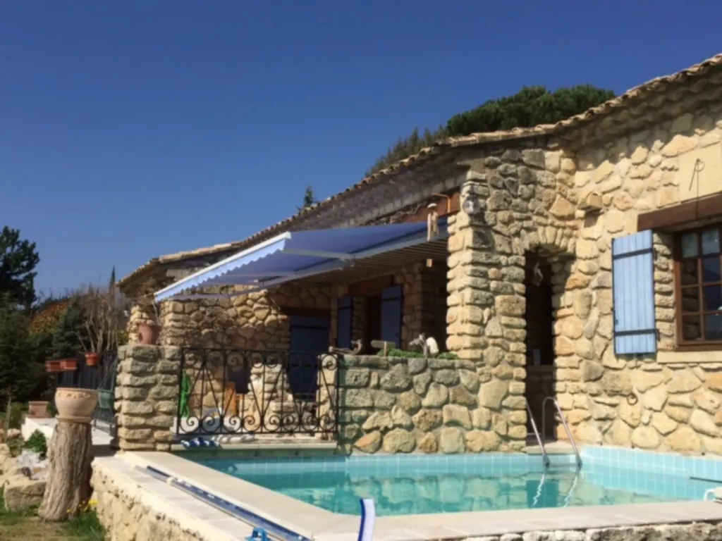 pose de store extérieur sur APT