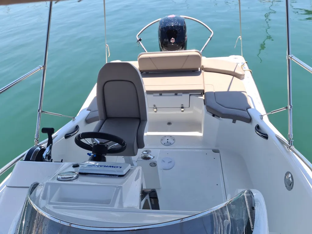 Vedette habitable rapide libra 650 Cabine à louer à Bandol