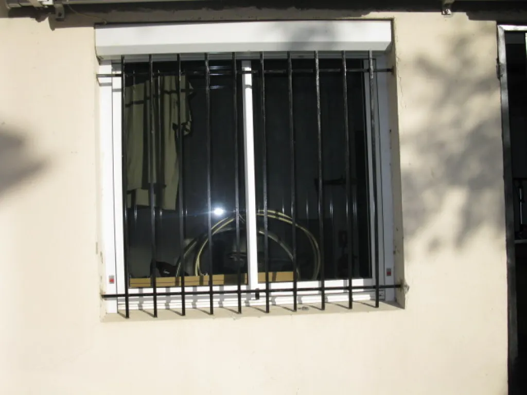GRILLE DE DEFENSE EN FER FORGE POUR SECURISER ACCES FENETRE SAUSSET LES PINS