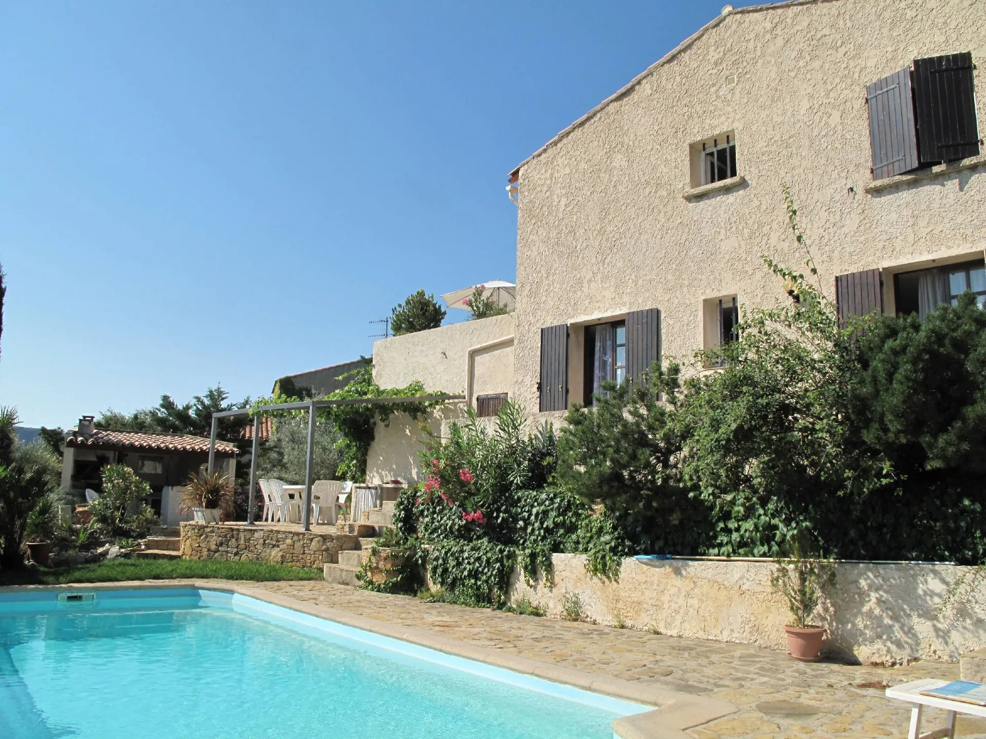 A vendre maison 4 Cassis sur les hauteurs avec garage, piscine et vue dégagée