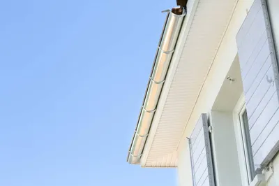 Pose d’habillage dessous de toit à Saint-Germain-en-Laye avec sécurisation des rives, protection contre oiseaux et harmonie avec gouttières zinc