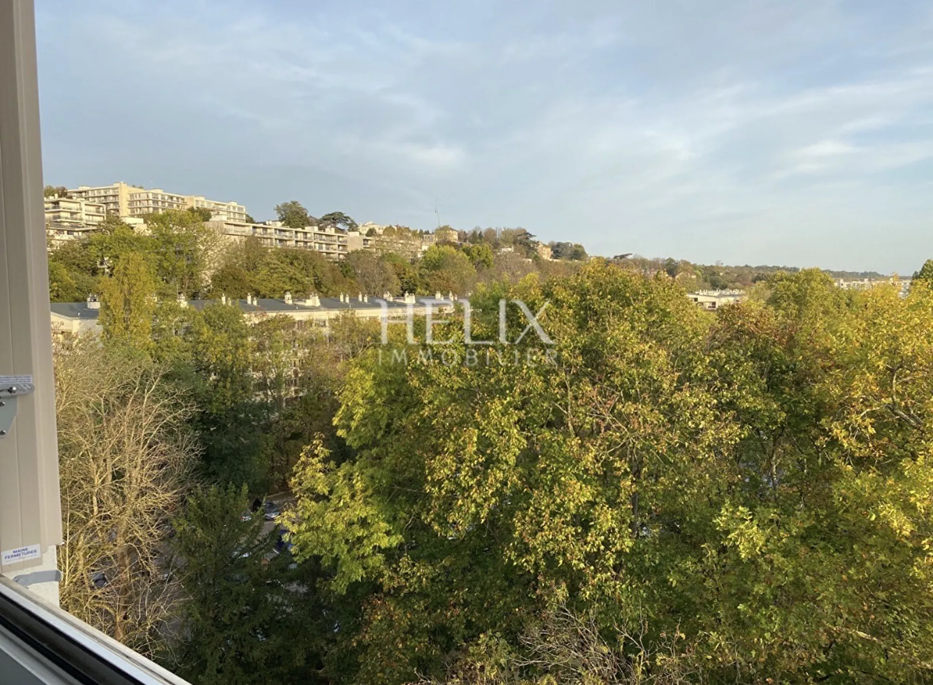 Le Pecq – Charles de Gaulle : 5 pièces traversant au dernier étage, loggia plein sud, vue dégagée