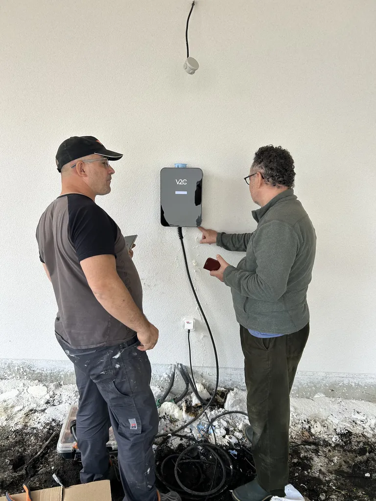 À Talence 33400 en Gironde, visite technique et installation borne de recharge 7 kW/22 kW pour Tesla, Mercedes, BMW et BYD effectuée sans sous-traitance par Aquitaine Énergie.