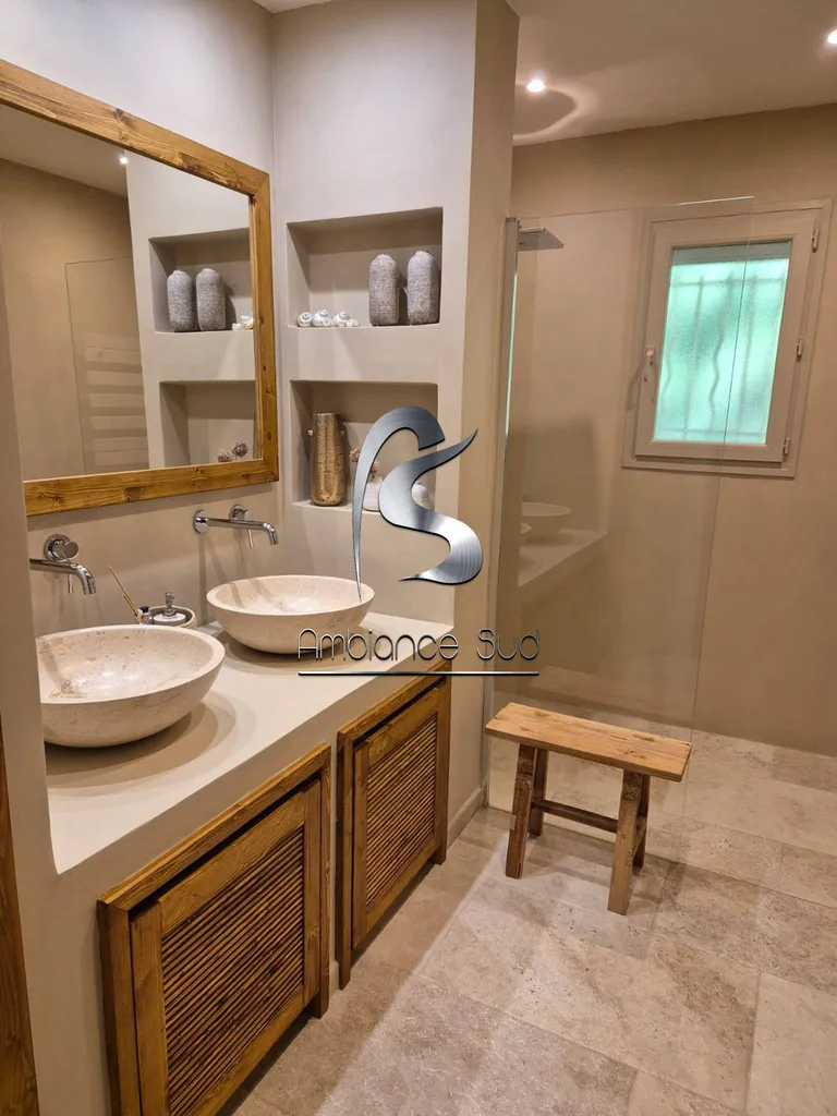  Béton ciré taloché dans une salle de bain 