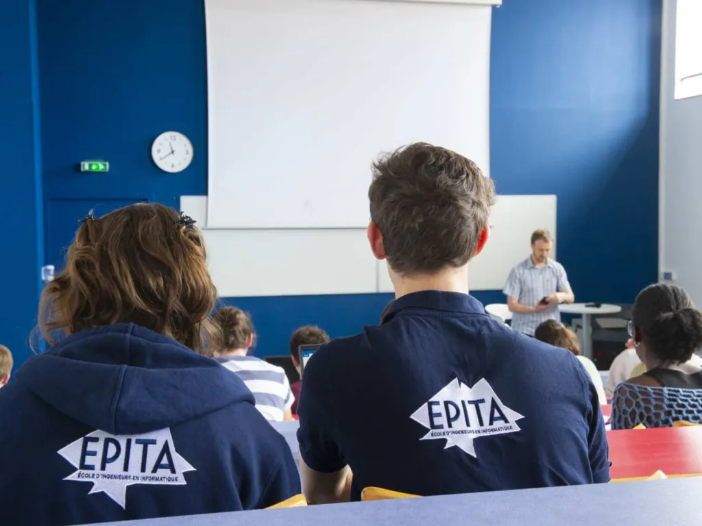 reportage photographique pour école d'enseignement supérieur 2 étudiants EPITA Lyon dans l'amphithéâtre