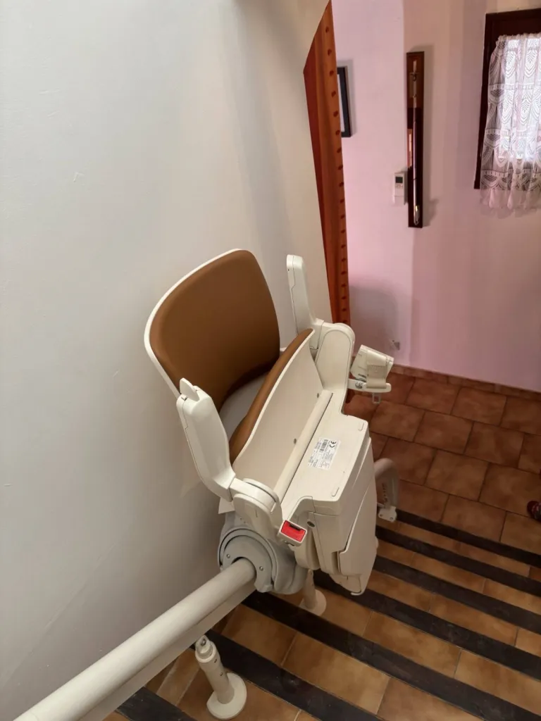 Sur son point de charge, le fauteuil monte escalier OTOLIFT smart libère le bas de l'escalier à six Fours entre Marseille et Toulon