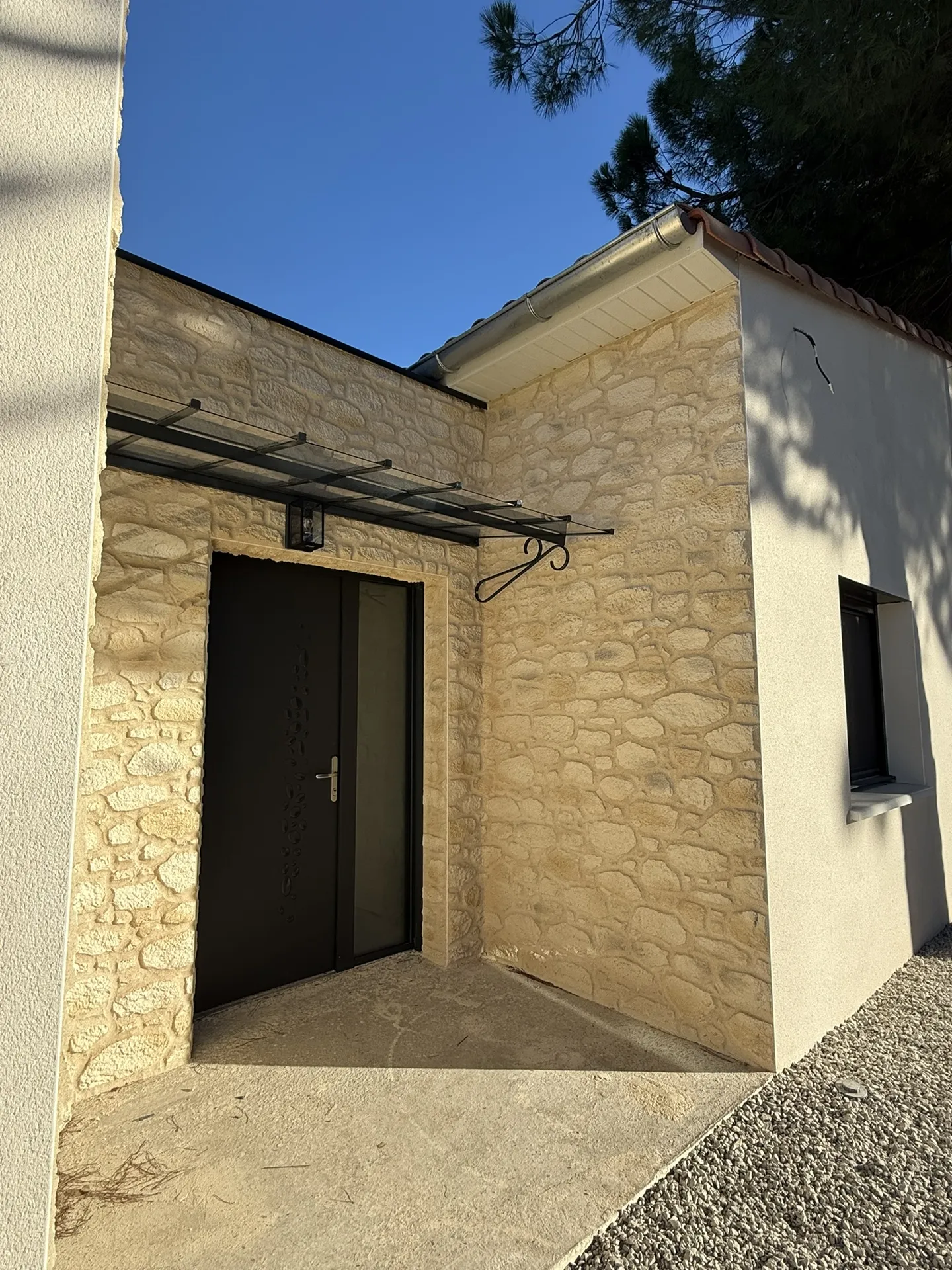 Création de façade en ravalement classique et/ou imitation pierre, des enduits uniques qui valorisent vos extérieurs