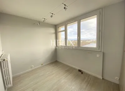 Le Pecq – Charles de Gaulle : 5 pièces traversant au dernier étage, loggia plein sud, vue dégagée