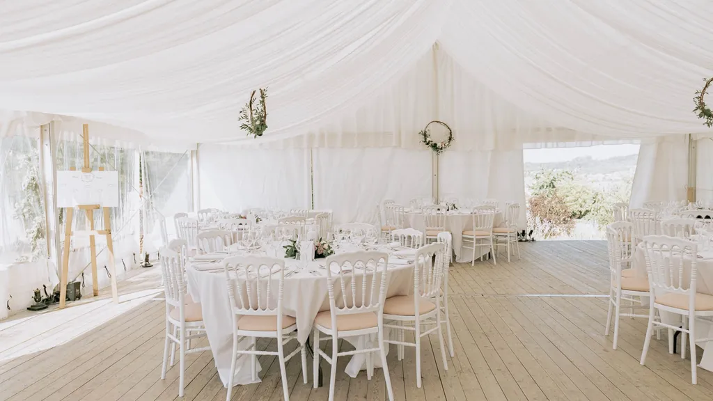 Notre zone d'activité pour ce serviceAménagement d'espaces réceptifs et chapiteaux pour soirées de gala à Reims (51) dans la Marne : tentes de prestige avec plancher et éclairage