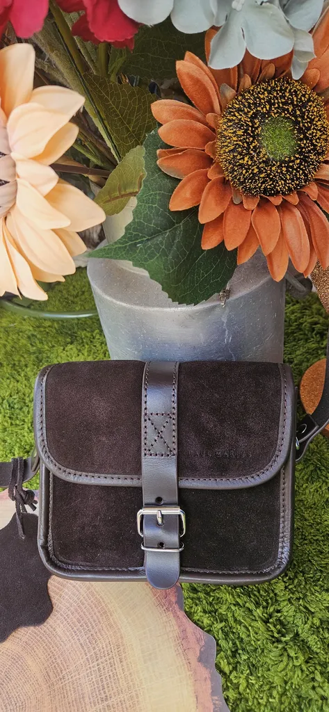 L'Essentiel chocolat de Paul Marius, petit sac en cuir suédé chez Evasion à Eu