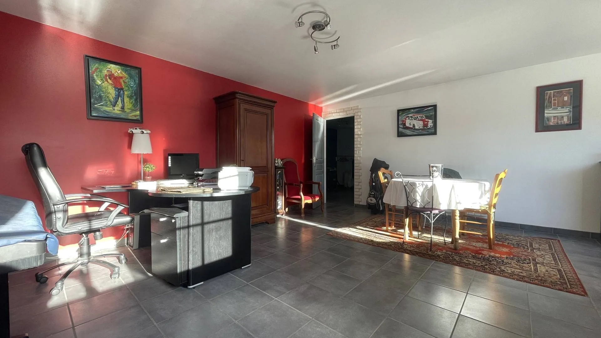 A vendre : Profitez d’un grand terrain arboré de 2 424 m² avec piscine couverte et dépendances pour vos projets futurs.