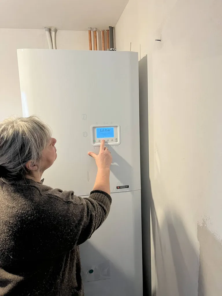 Installation d'une Pompe à Chaleur avec production d'eau chaude Frisquet dans une maison à Auppegard en région Dieppoise