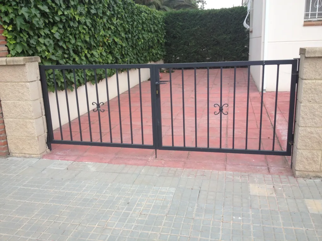 FABRICATION ET POSE PORTAIL FER FORGE SUR MESURE VITROLLES 13