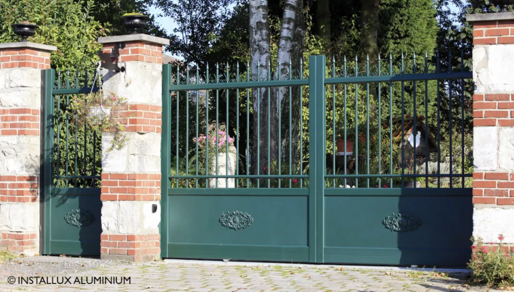 Portail battant électrique style ferronnerie avec bras articulé et domotique intégrée à installer à Ecully