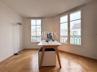 A vendre à Saint Germain Laye, un appartement 3 pièces à 1 minutes à pied de la place du marché dans un bel immeuble de standing extrêmement bien entretenue avec ascenseur. 