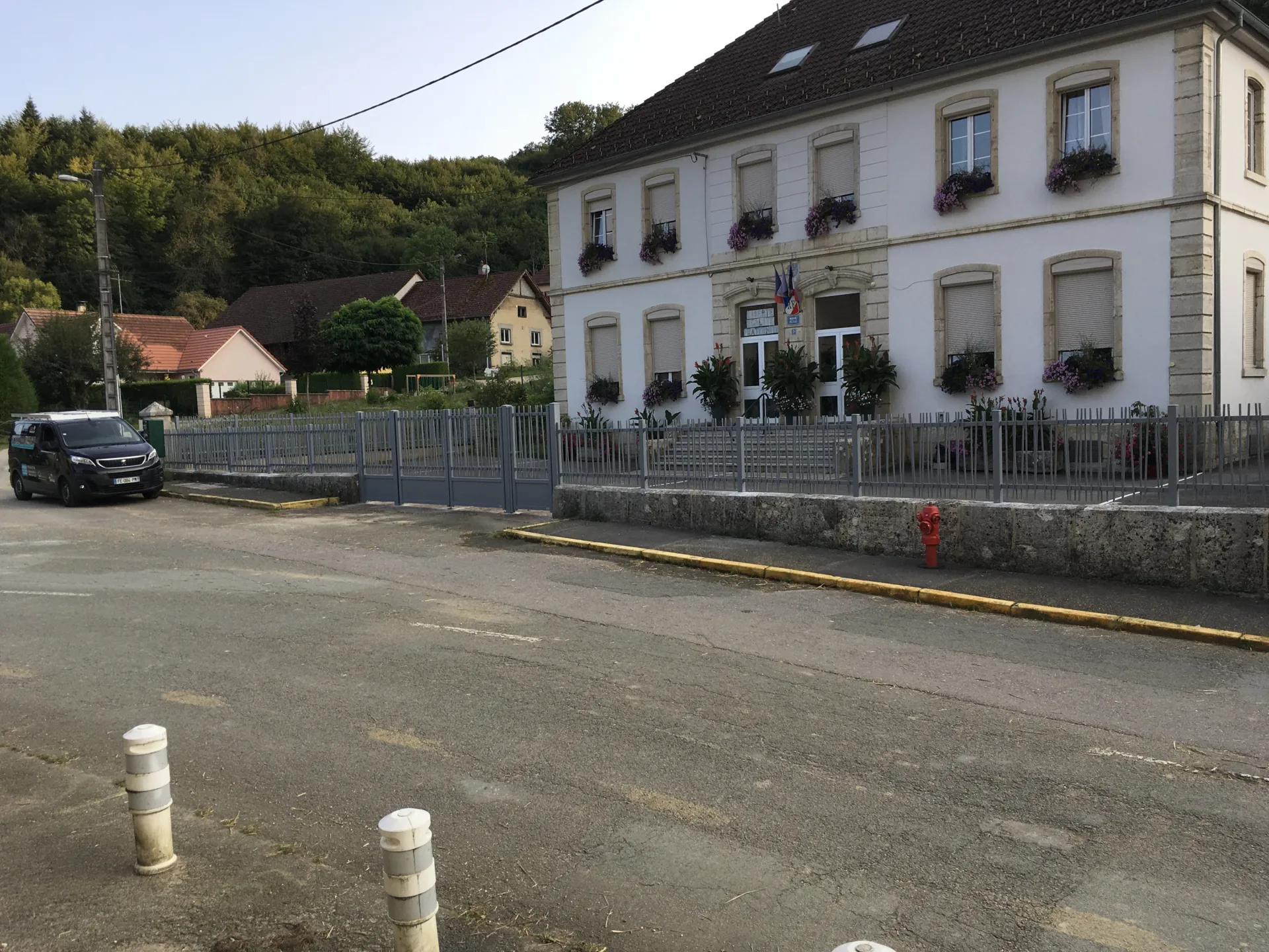 Réalisation et pose d'un portail battant gris clair avec clôture barreaudée en aluminium pour la mairie de Florimont proche de Montbéliard