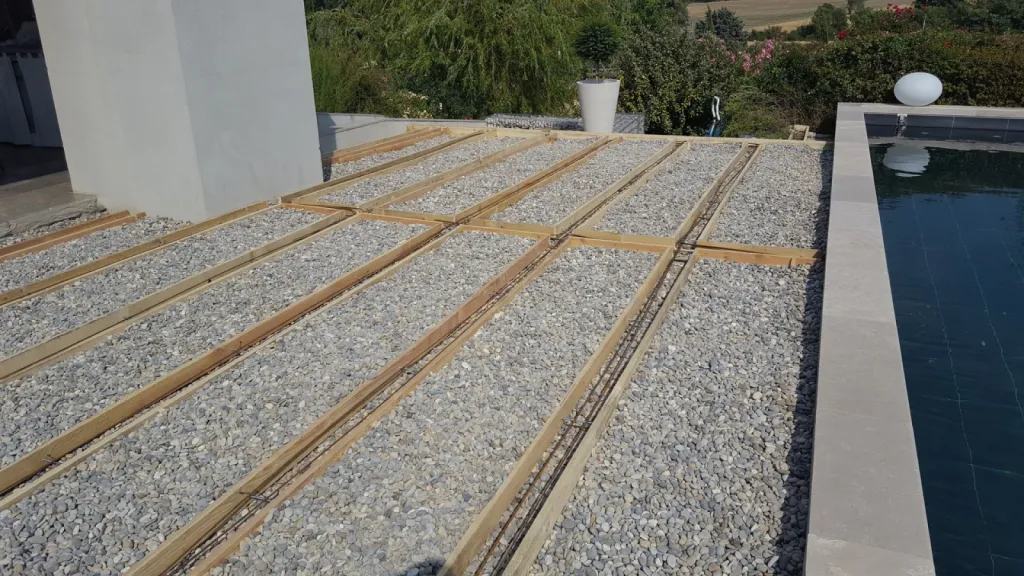 Création d'une Terrasse en Padouk à Meyreuil: Une Réalisation de la Parqueterie Aixoise