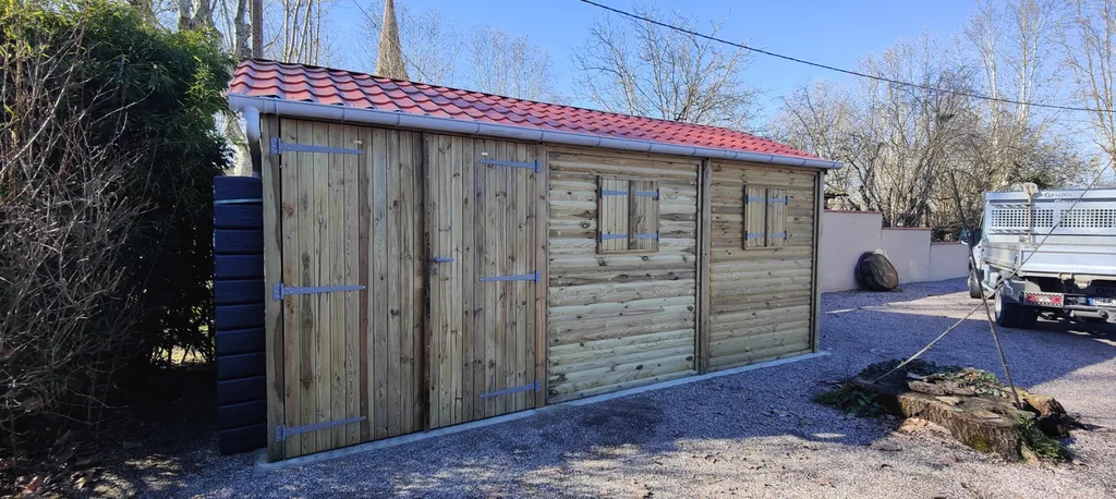 Fourniture et pose d’abri bois résineux traité classe 4 avec toiture acier à Bioule Tarn-et-Garonne