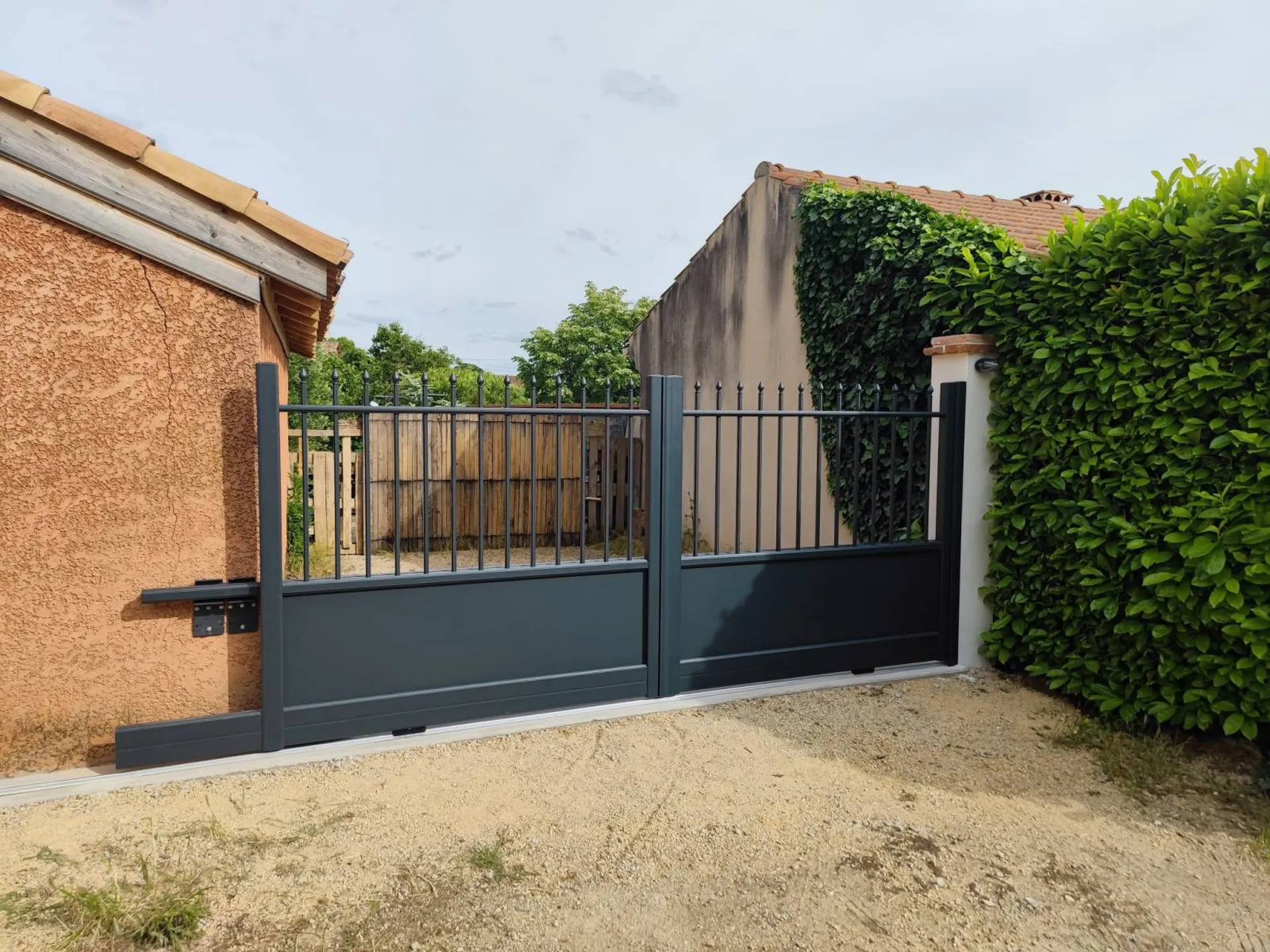 Pose d'un portail coulissant sur mesure en aluminium traditionnel