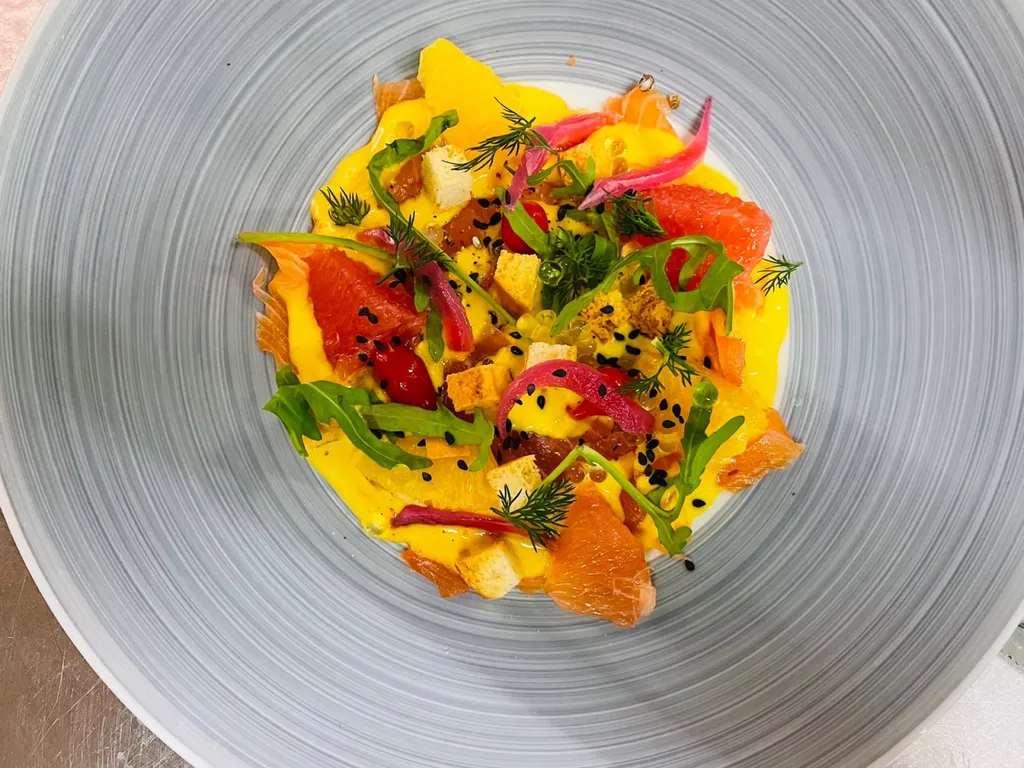 Carpaccio de Saumon fumé maison, marinade aux agrumes et épices de Noël.