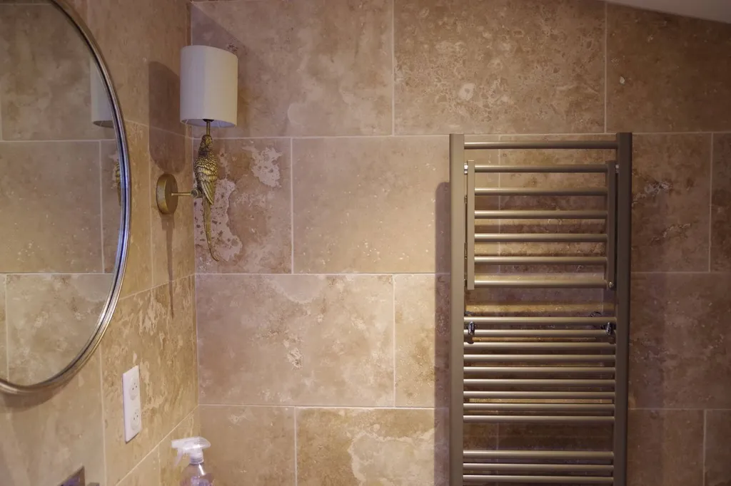 Poser du travertin mix dans une salle de bain en Gironde