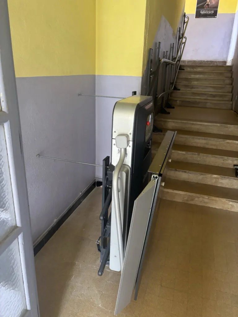 L'escalier reste diposnible aux piétons avec cette plateforme inclinée VIMEC V6 à la cuisine centrale de Villefranche sur mer L'escalier reste diposnible aux piétons avec cette plateforme inclinée VIMEC V6 à la cuisine centrale de Villefranche sur mer