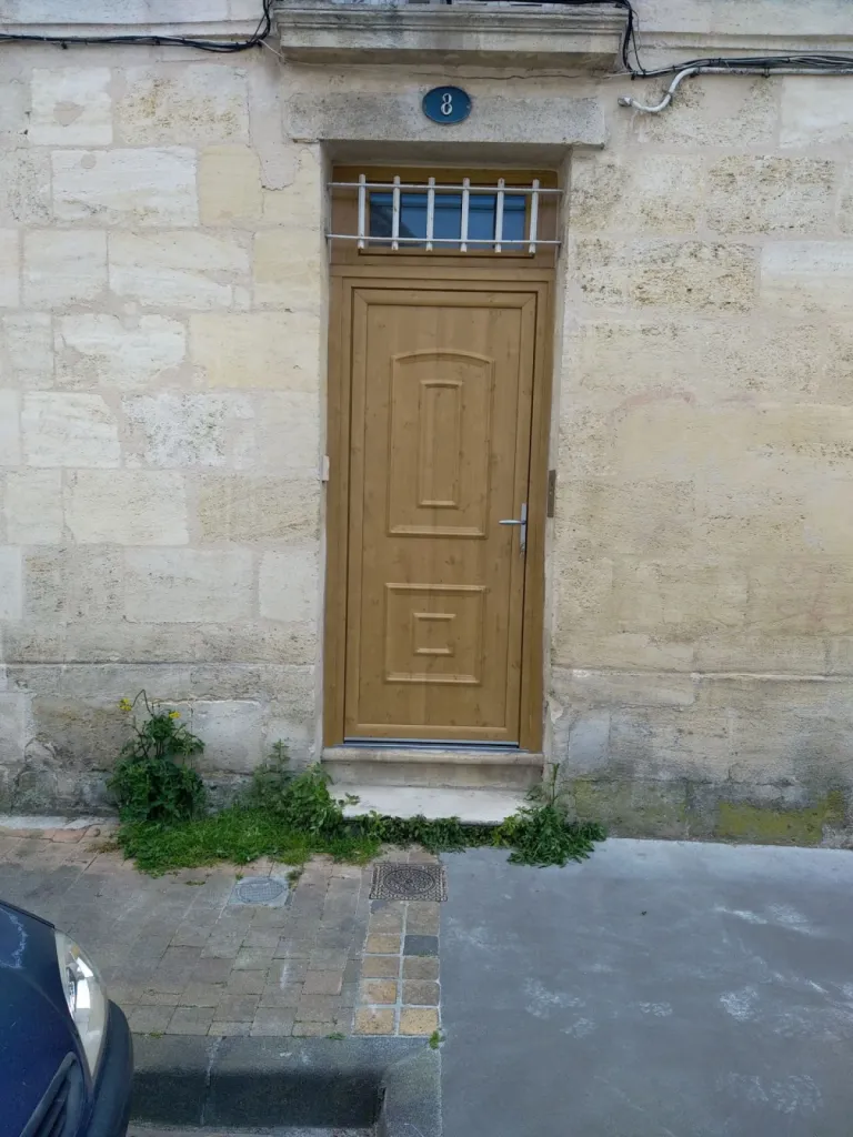 Remplacement d’une porte en bois dans un bâtiment ancien à Bordeaux – devis gratuit et pose soignée