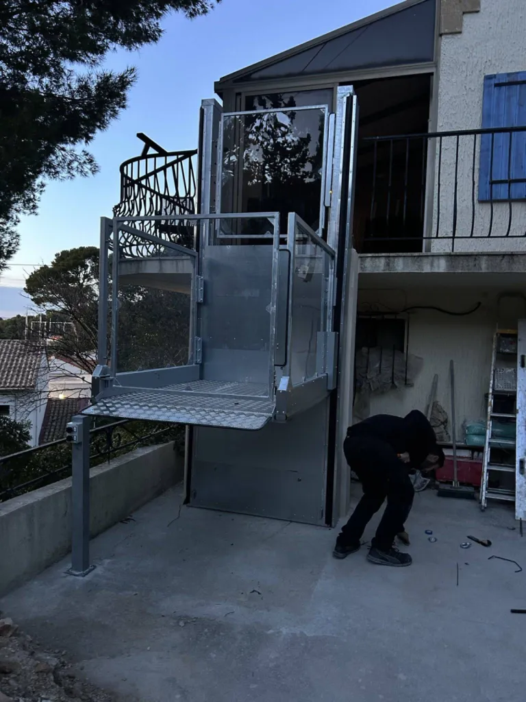 Dotée de capteurs de sécurité haute performance, la plateforme verticale Strategos vous attend à Marseille