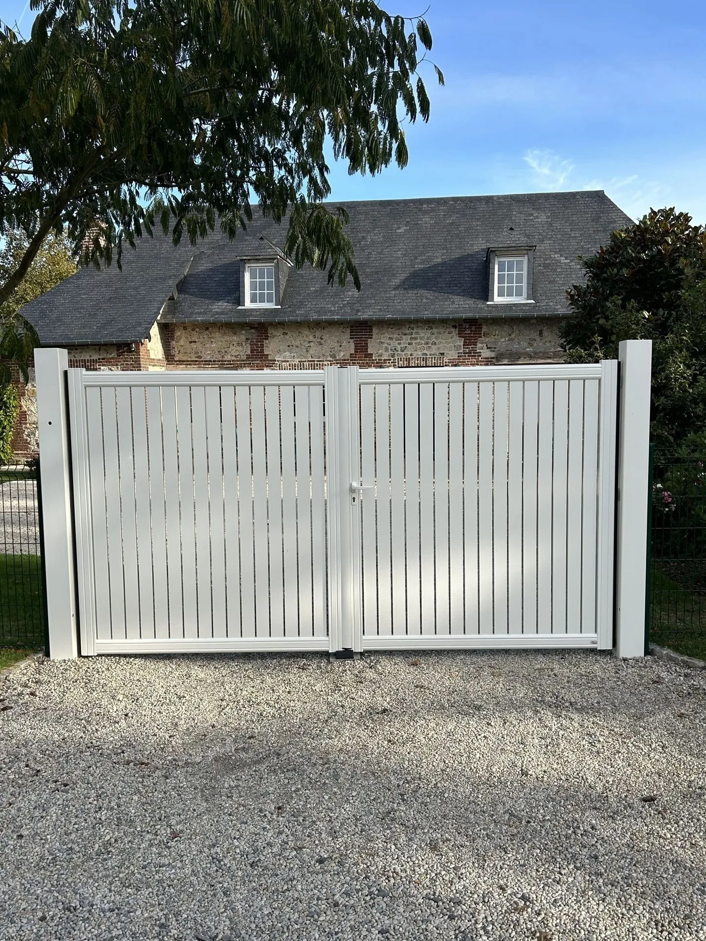 Installation de Portail battant en aluminium manuel, Clôtures de façade et Aménagements d'entrées de propriété à Beuzeville dans l’Eure 27 et ses communes limitrophes