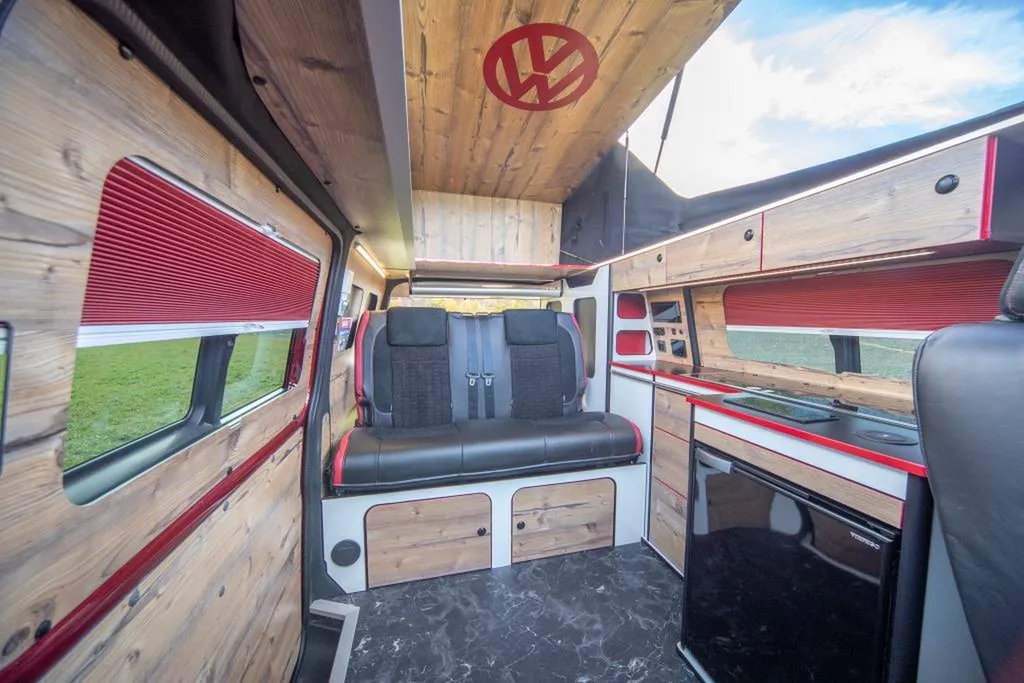 Aménagement intérieur sur-mesure VW T6.1 Long Full Options à Paris et en Île-de-France