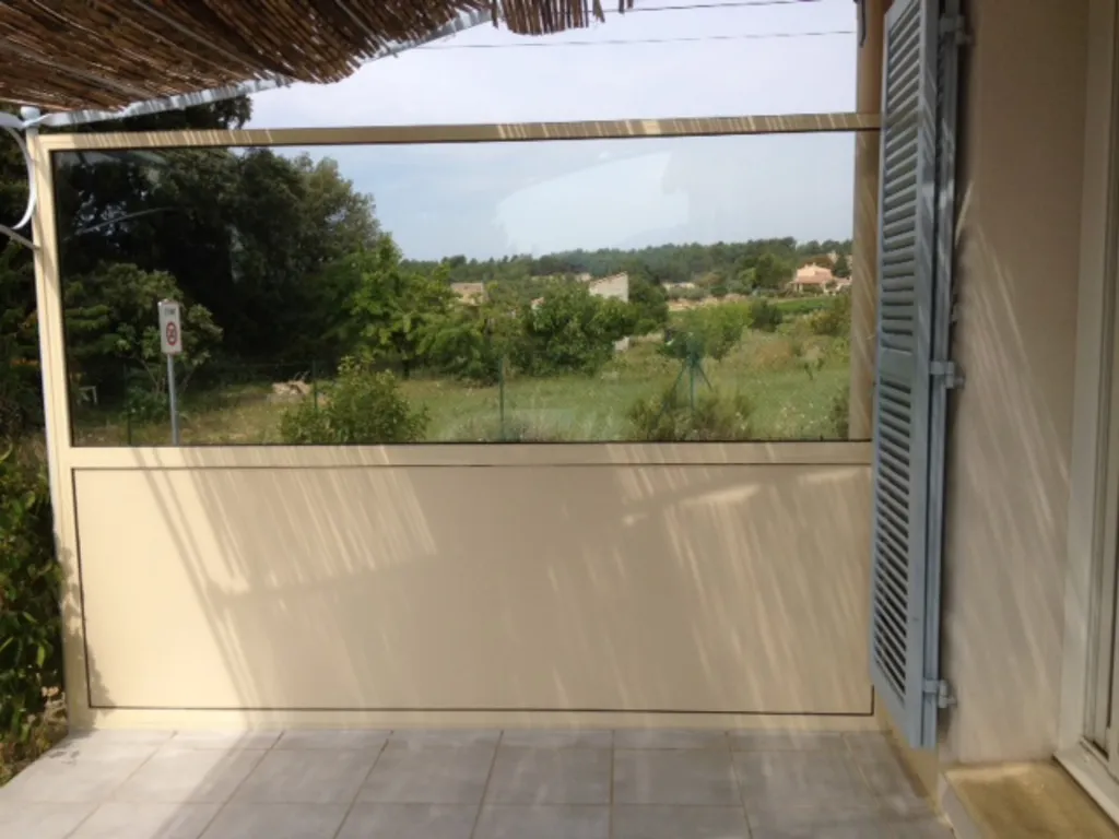 Menuiserie aluminium proche saint saturnin les Apt pour installation de coupe vent dans le Vaucluse