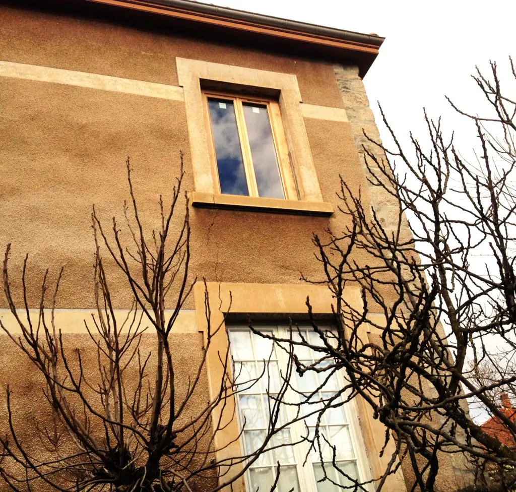 Fenêtre en bois après travaux de rénovation avec finitions soignées, contribuant à la réduction des déperditions de chaleur et à l’amélioration du confort intérieur