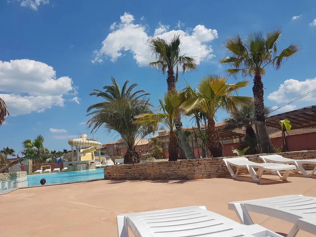 camping avec piscine chauffée en bord de plage à Vias