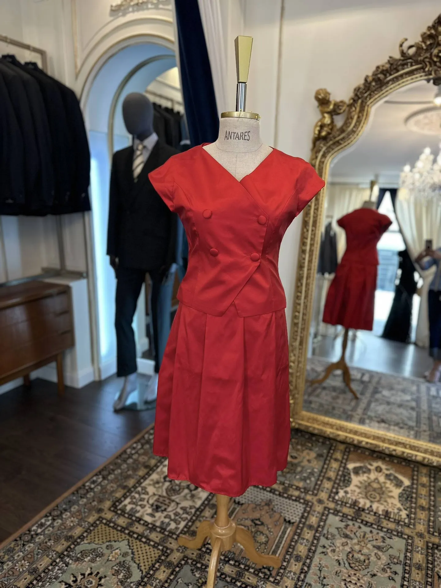 Veste off-the-shoulder en soie sauvage rouge pour mère du marié – création sur mesure Danelska à Versailles