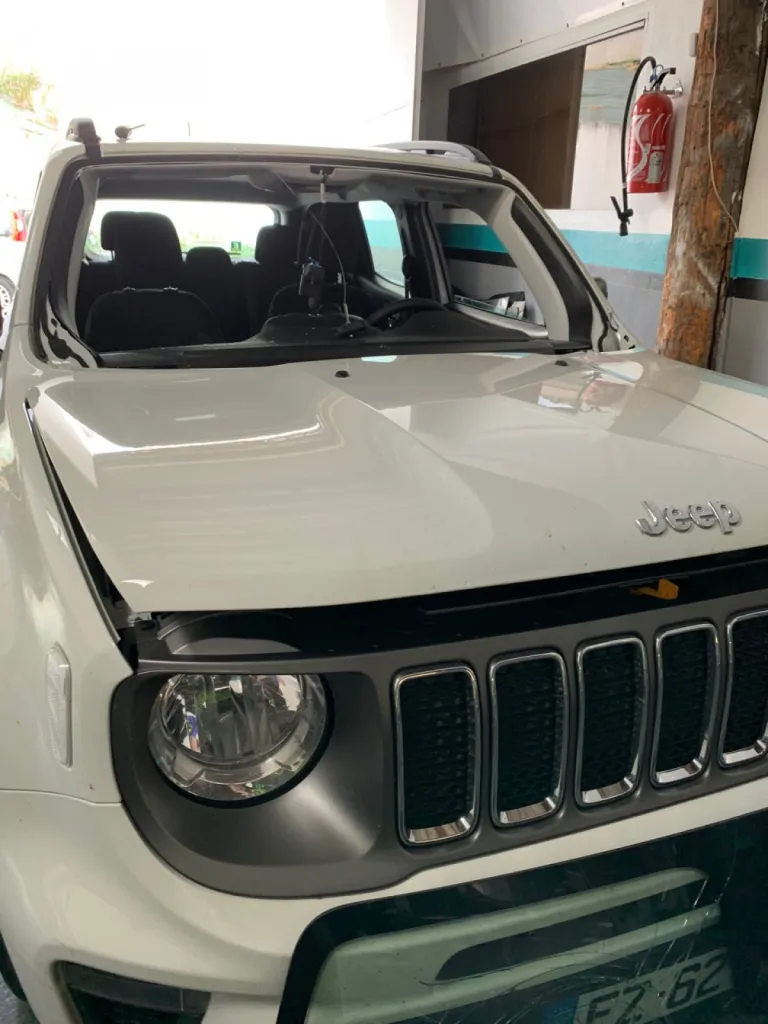 pare brise cassé sur jeep renegade à Marseille