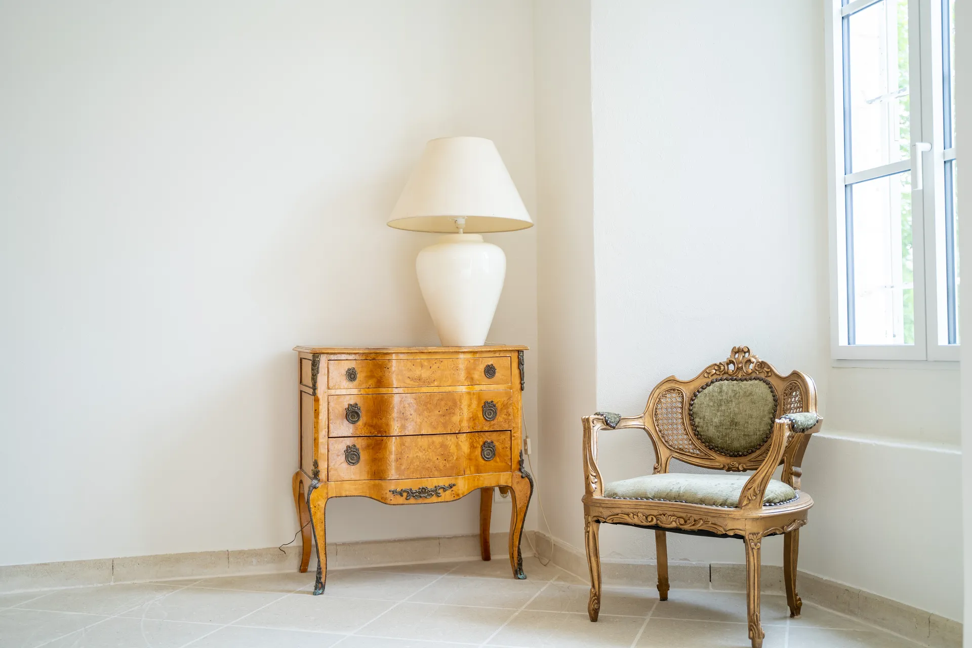Chambre Aix-en-Provence : Chambre de charme au Château du Griffon, vue historique et ambiance raffinée en Provence