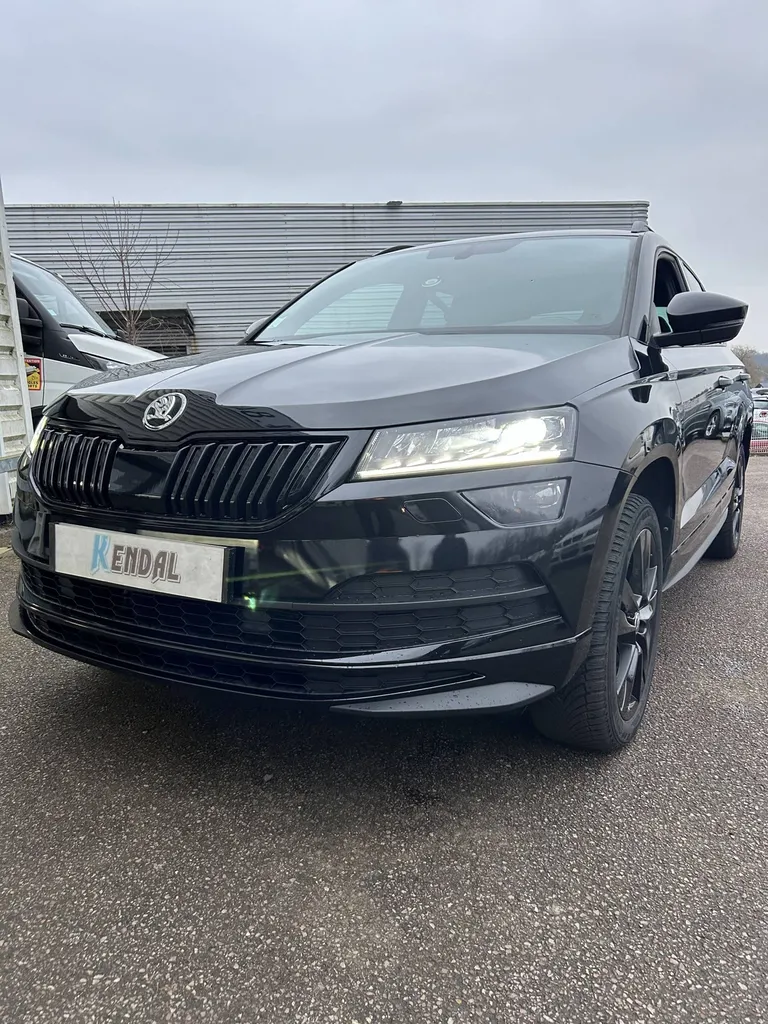 Remise en état de la carrosserie sur une Skoda Karoq noire suite à un accident secteur Rouen 76
