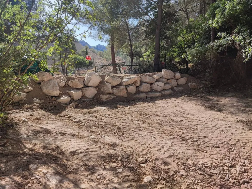 Réalisation d'un enrochement pour lutter contre le ravinement des eaux de pluie à Allauch dans les Bouches du Rhône