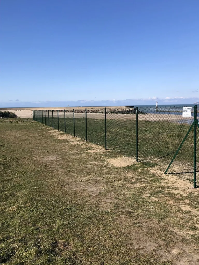 Installation de Clôture grillagée simple torsion pour professionnelle, Panneaux soudés et Clôtures de délimitation à Octeville-sur-Mer en Seine-Maritime 76 et ses Alentours