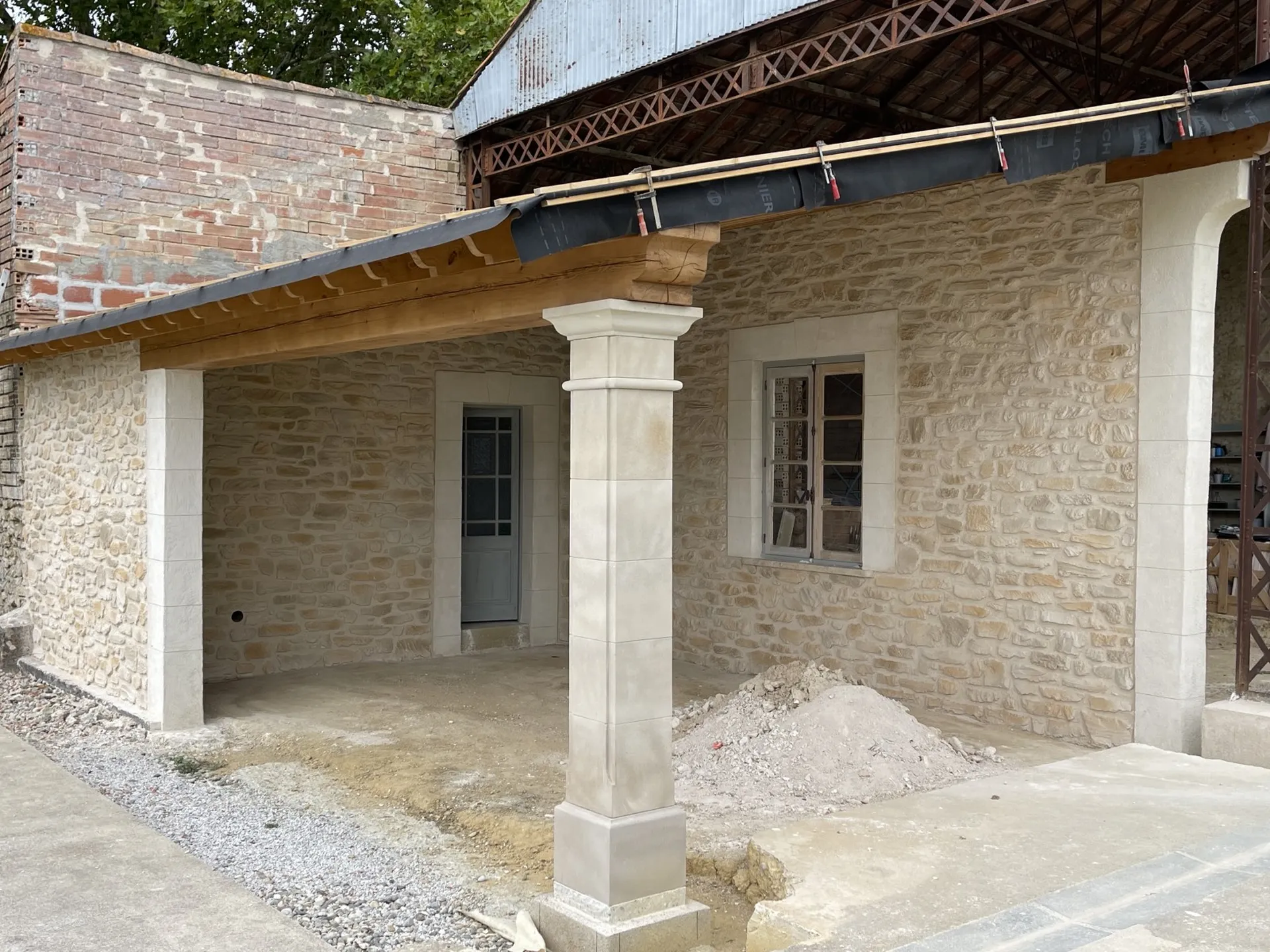 Décoration d’un Pool House avec un enduit à la chaux imitant la Pierre à Payra-sur-l’Hers dans l’Aude