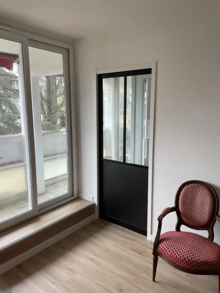 Séjour rénové avec espace lumineux et optimisation des volumes