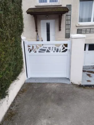 Pose d'un portillon aluminium ACTIVE modèle AQUARELLE avec finition thermolaquée, décor laser et rainurage horizontal à Chenôve