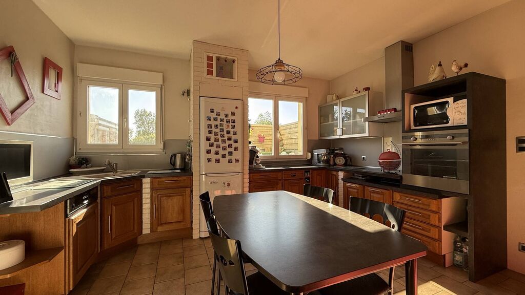 Maison à vendre à Dieppe avec annexe indépendante : 116 m² supplémentaires offrant bureau, chambre et potentiel de duplex.