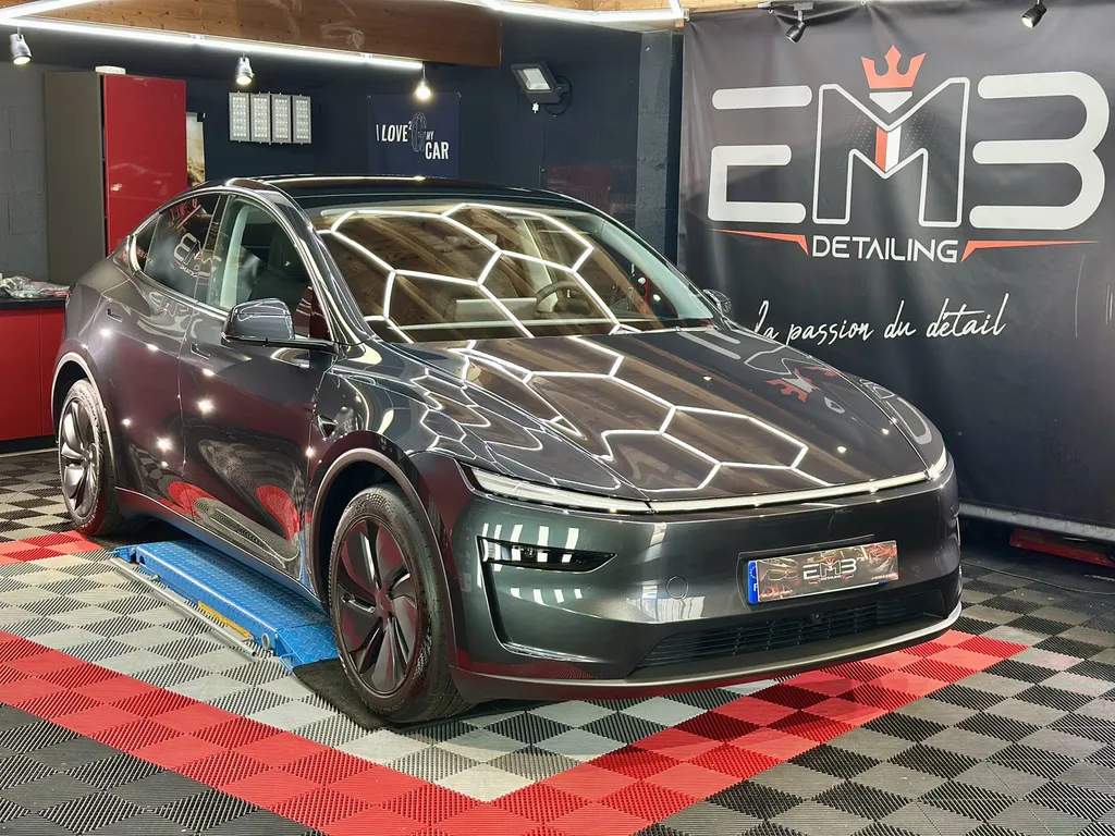 traitement céramique chez EMB DETAILING spécialiste Tesla sur Vaugneray 